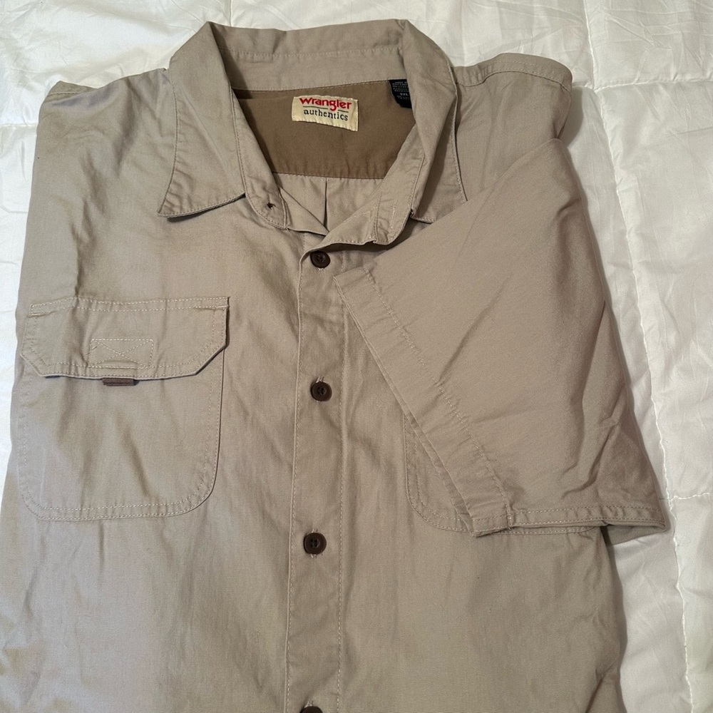 NWOT WRANGLER Authentic Short Sleeve Button Down Khaki